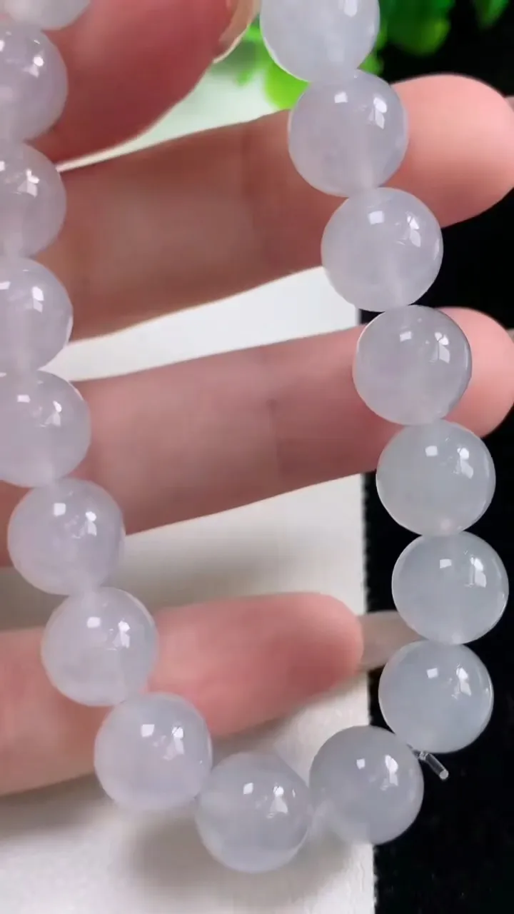 天然A货翡翠种白冰圆珠手串19颗，尺寸10.2，重量:35.21g11月6日
工厂直销收藏佳品,种好水足，色泽均匀，有种有色，上手高大气！