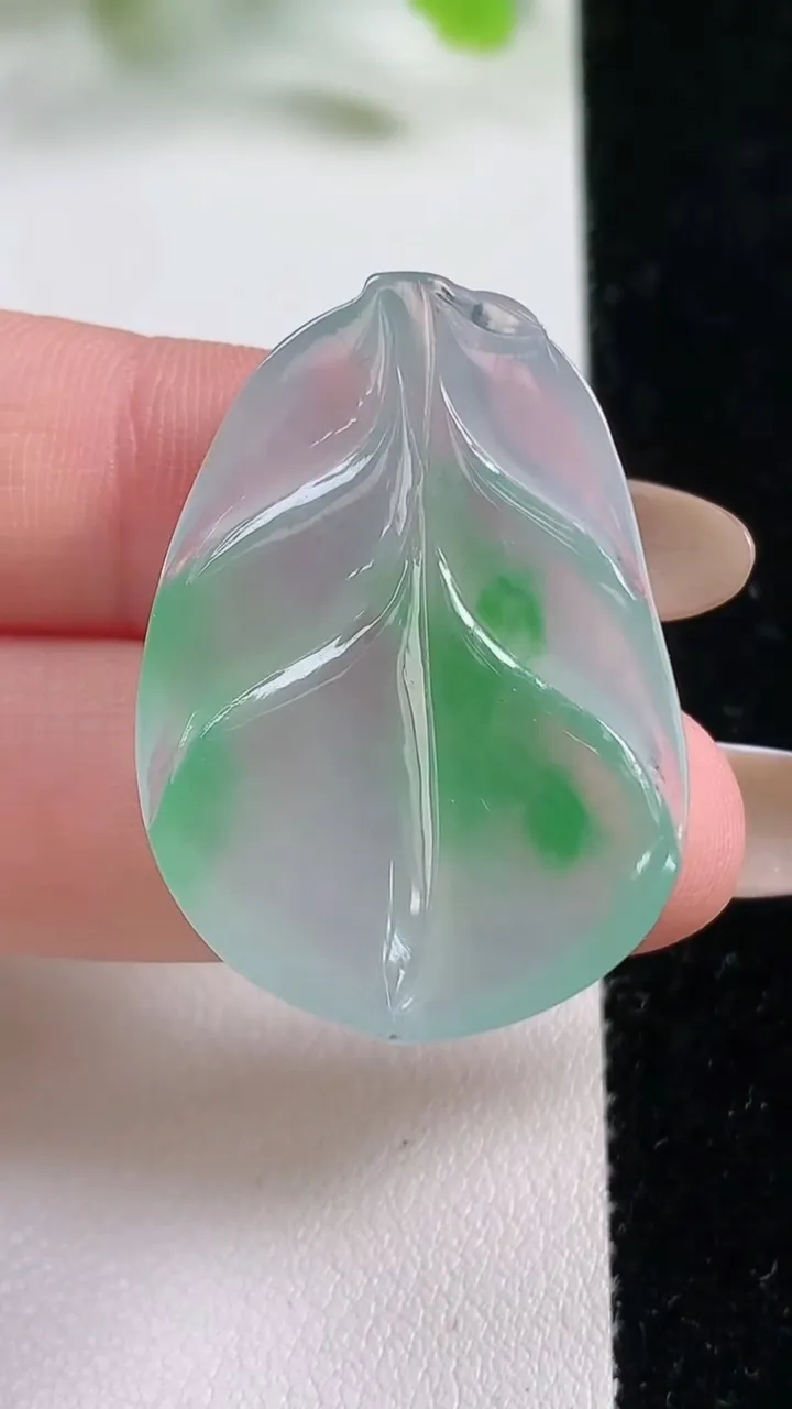 天然A货翡翠金枝玉叶 叶子镶嵌件，尺寸34.8-24.3-5.7，重量:8.36g
11月6日