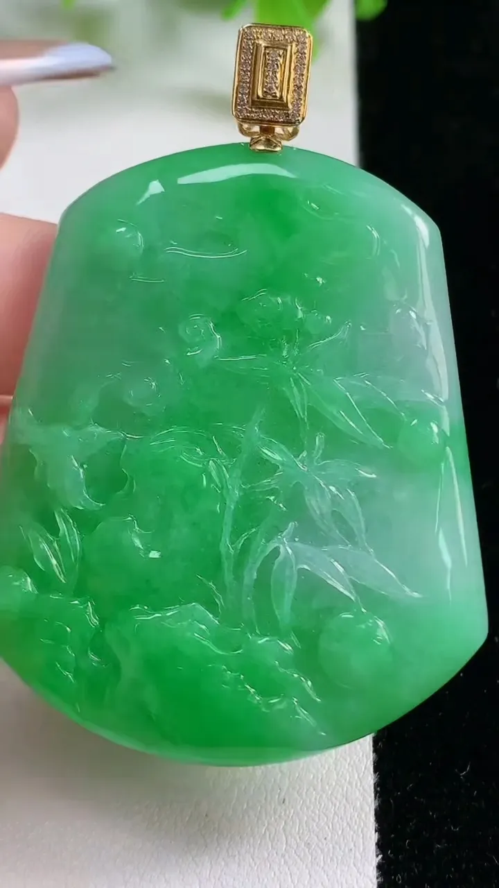 天然A货翡翠鸟语花香吊坠，尺寸51.3-42.7-6，重量:27.26g
11月6日