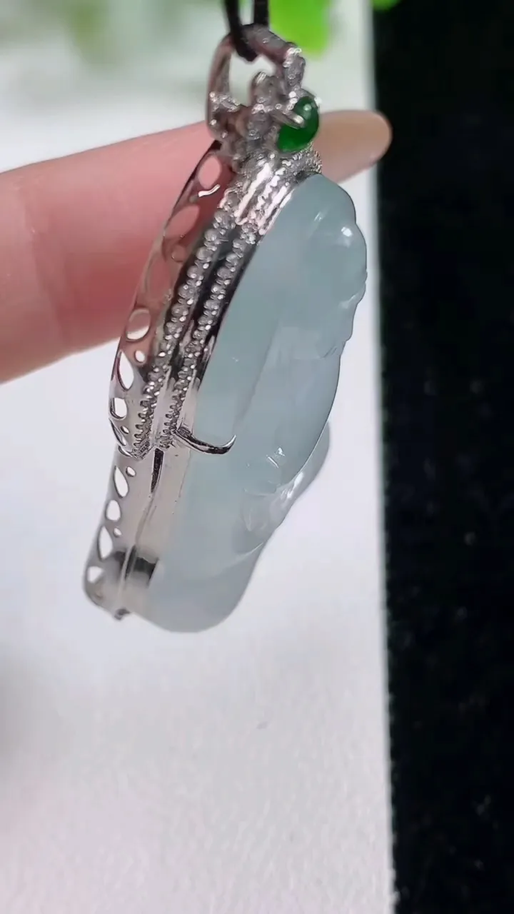 天然A货翡翠种白冰素衣观音菩萨吊坠，尺寸49.6-23.8-10.2裸石38-22.4，重量:12.22g
11月6日