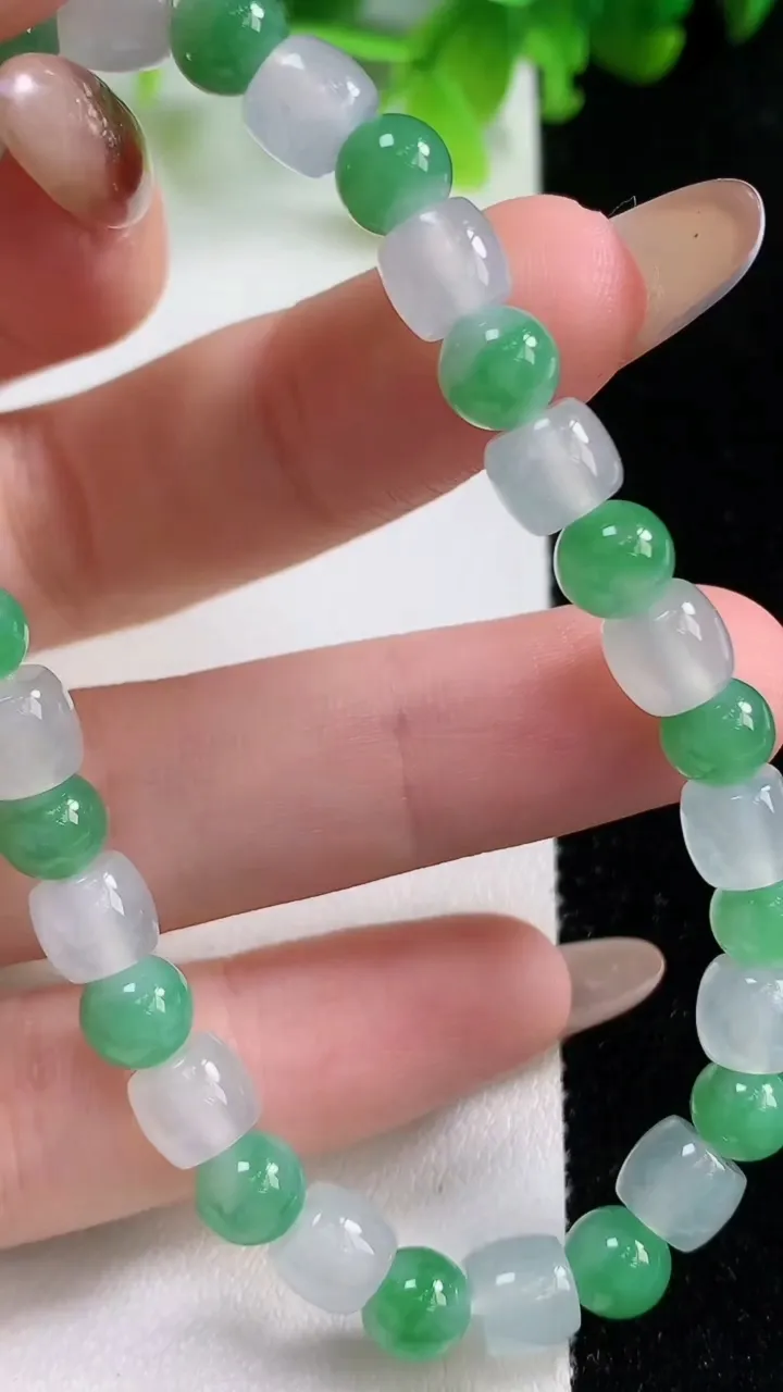 天然A货翡翠路路通手串32颗，尺寸6.5-5.5，重量:15.29g11月6日
工厂直销收藏佳品,种好水足，色泽均匀，有种有色，上手高大气！