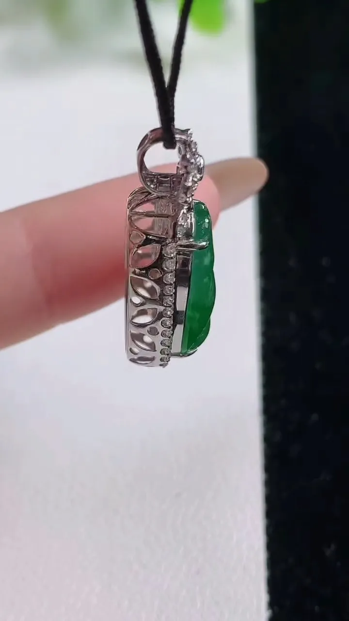 天然A货翡翠金枝玉叶 叶子吊坠，尺寸26.6-12.8-8.1裸石17.2-18，重量:3.27g
11月6日