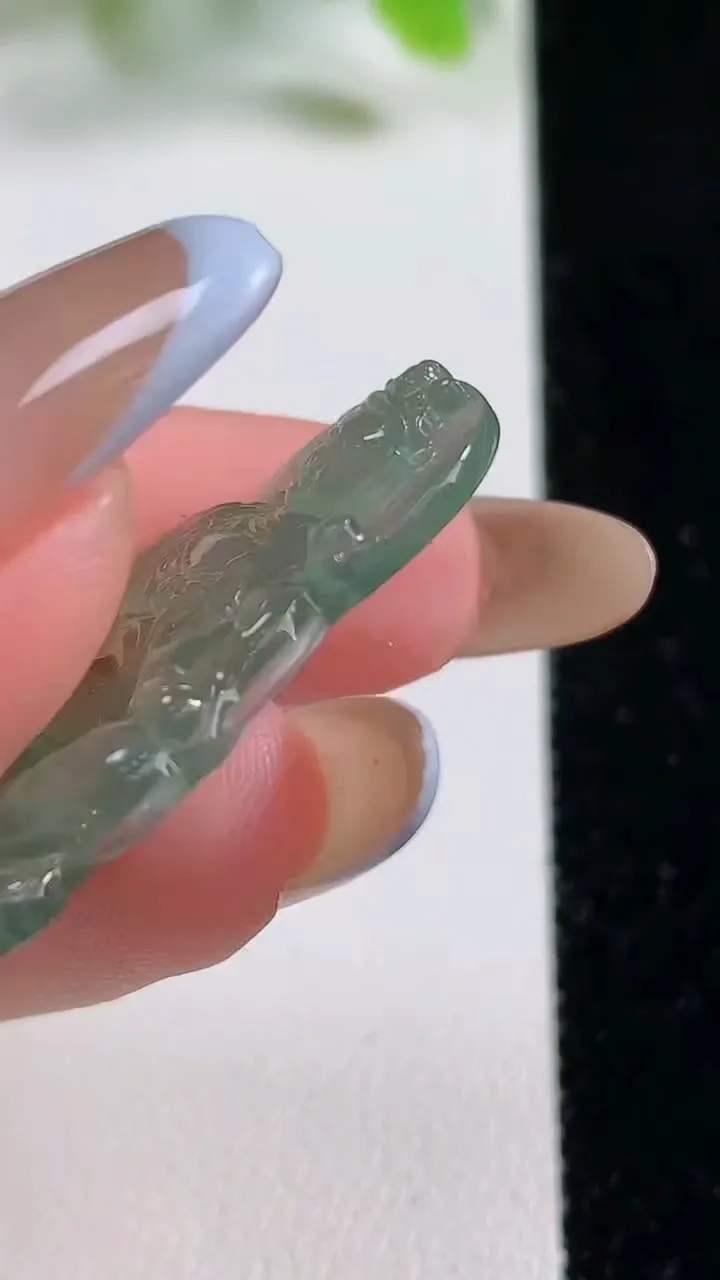 天然A货翡翠大势至观音菩萨吊坠，尺寸33.4-20-3.6，重量:4.08g
11月6日