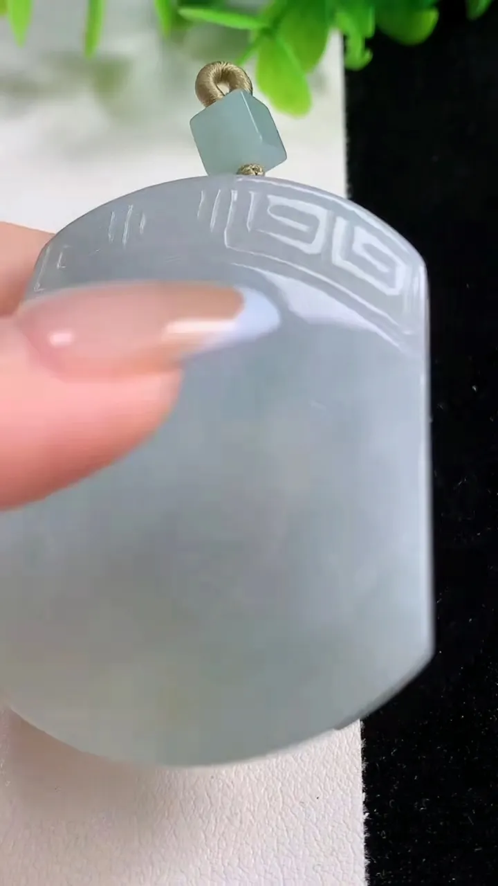 天然A货翡翠仿古无事牌吊坠，尺寸53.8-44-6.5，重量:40.59g
11月6日