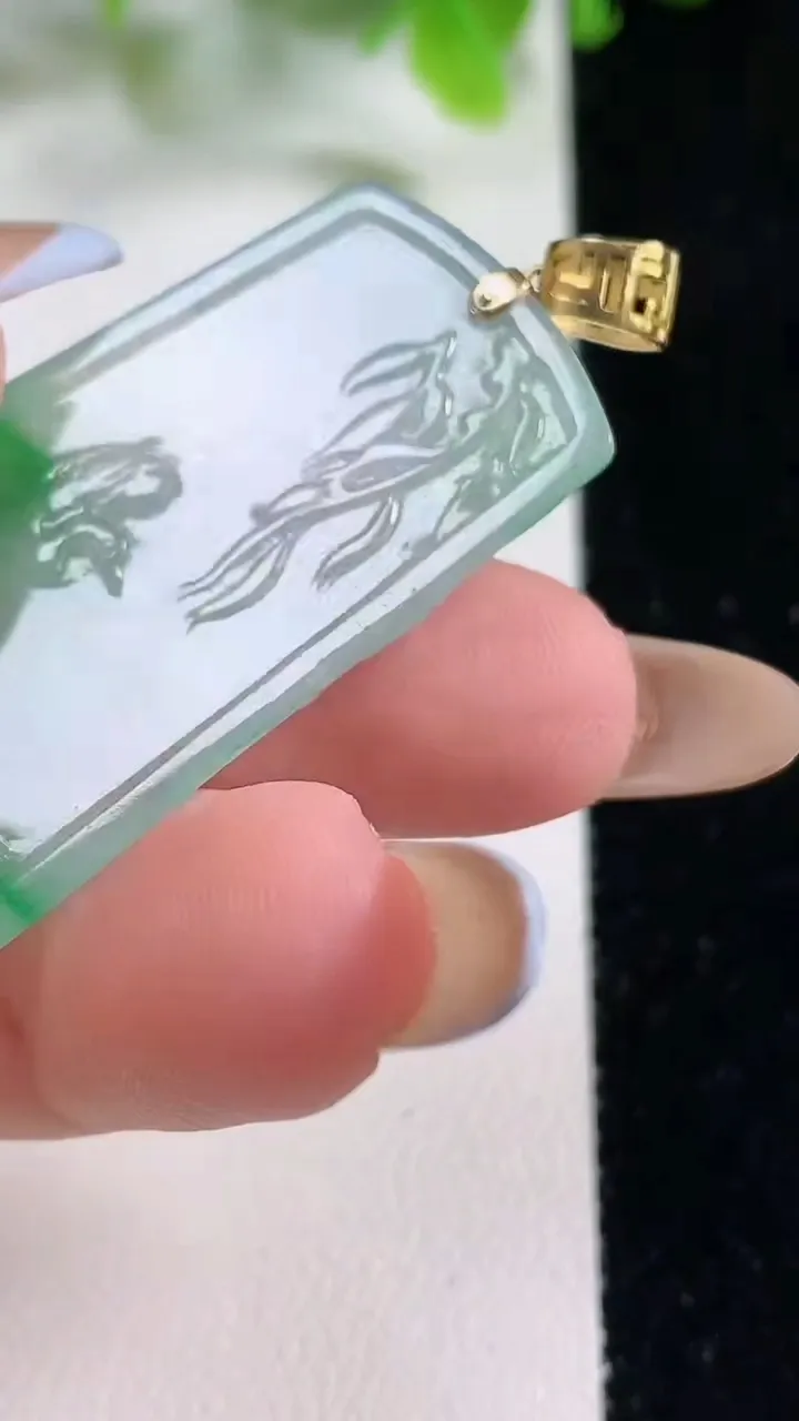 天然A货翡翠大展宏图吊坠，尺寸48-23.5-4.2，重量:10.11g
11月6日