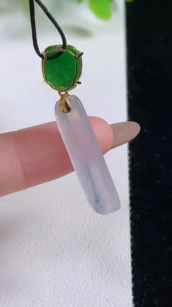 天然A货翡翠种白冰平安柱吊坠，尺寸36.7-27-7.6-4，重量:2.85g
11月6日