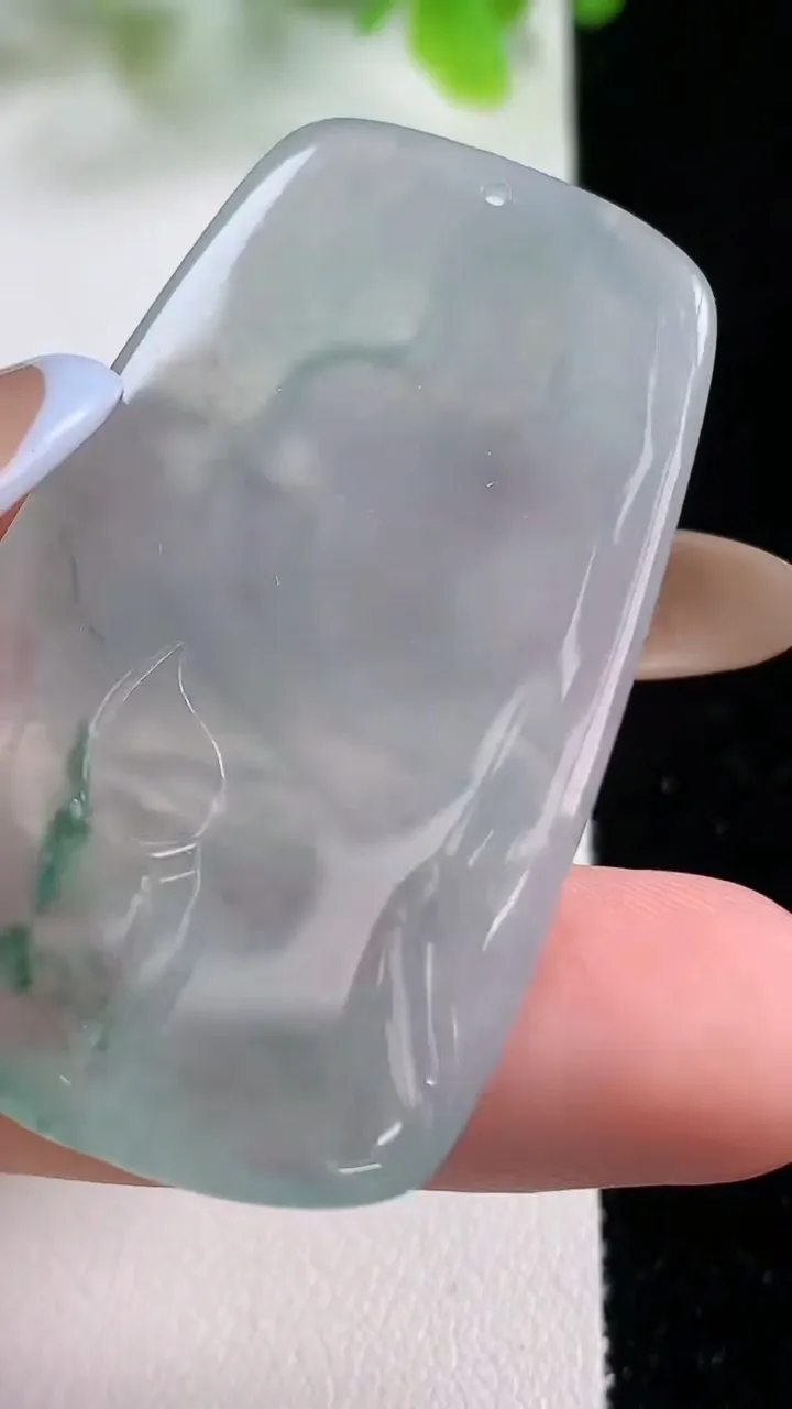 天然A货翡翠冰种飘花大日如来吊坠尺寸48.4-27.6-5.5，重量:16.60g
11月6日