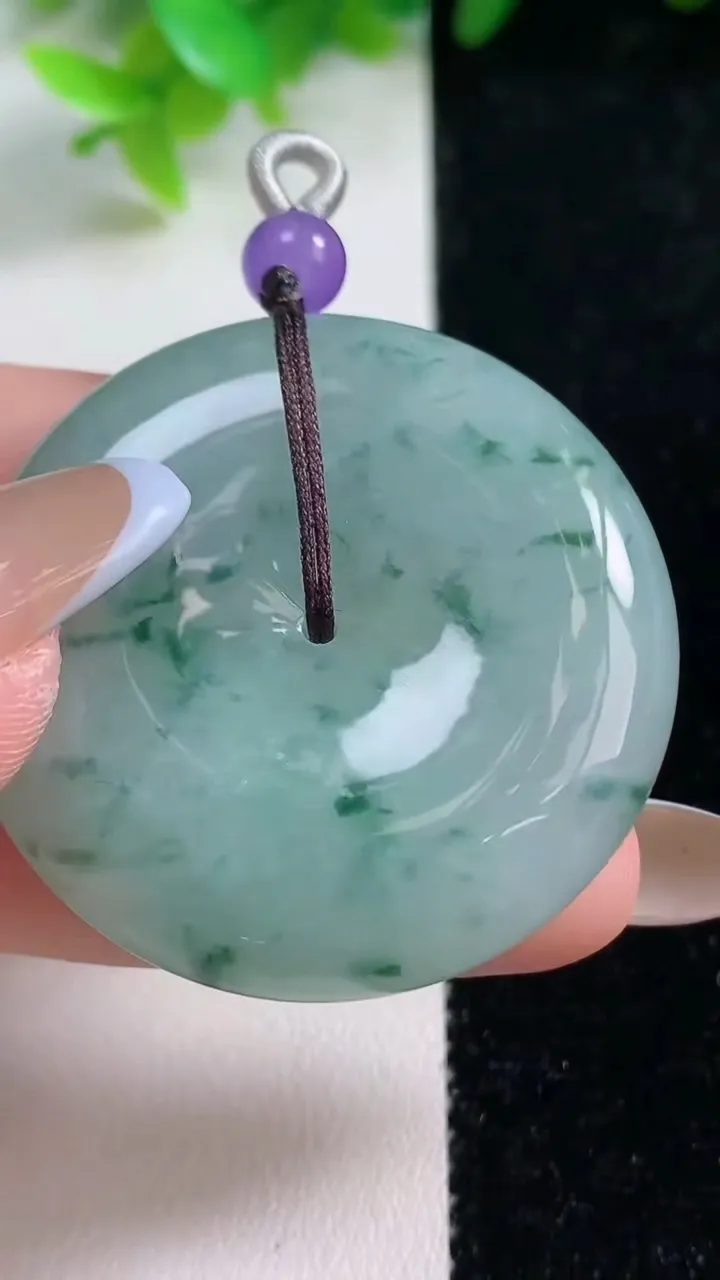 天然A货翡翠冰种飘花平安扣吊坠，尺寸40-10，重量:35.15g
11月6日