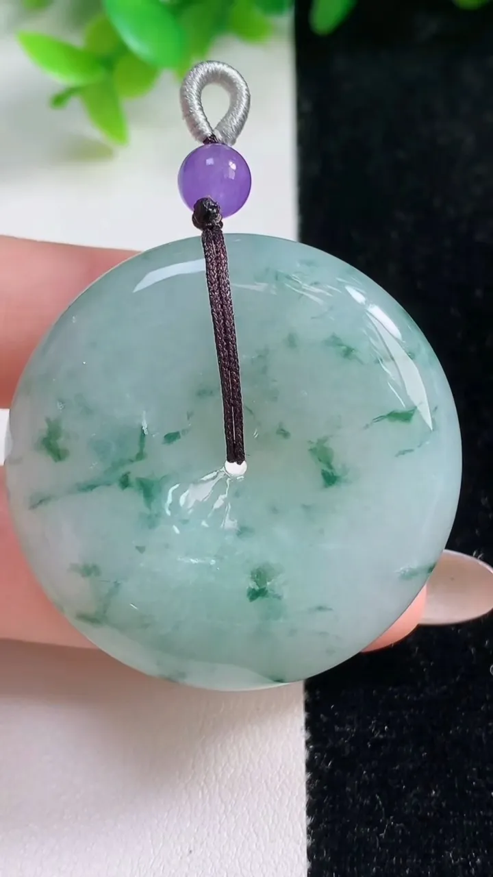 天然A货翡翠冰种飘花平安扣吊坠，尺寸40-10，重量:35.15g
11月6日