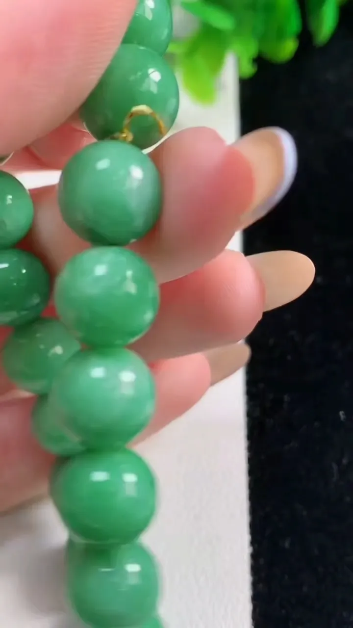 天然A货翡翠圆珠手串19颗，尺寸10.4，重量:36.02g11月6日
工厂直销收藏佳品,种好水足，色泽均匀，有种有色，上手高大气！