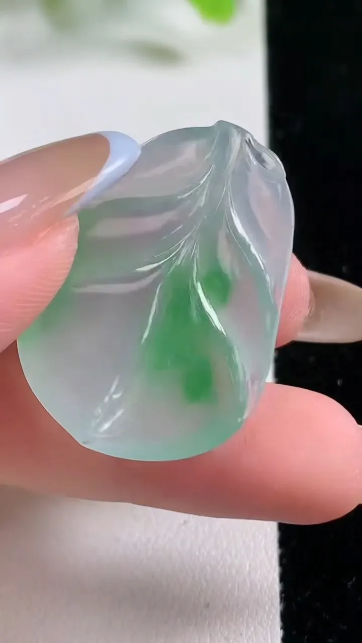 天然A货翡翠金枝玉叶 叶子镶嵌件，尺寸34.8-24.3-5.7，重量:8.36g
11月6日