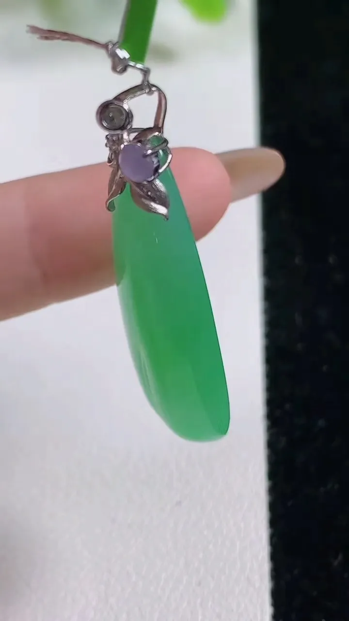 天然A货翡翠福瓜吊坠，尺寸34.2-16-6.5，重量9.57g
11月6日