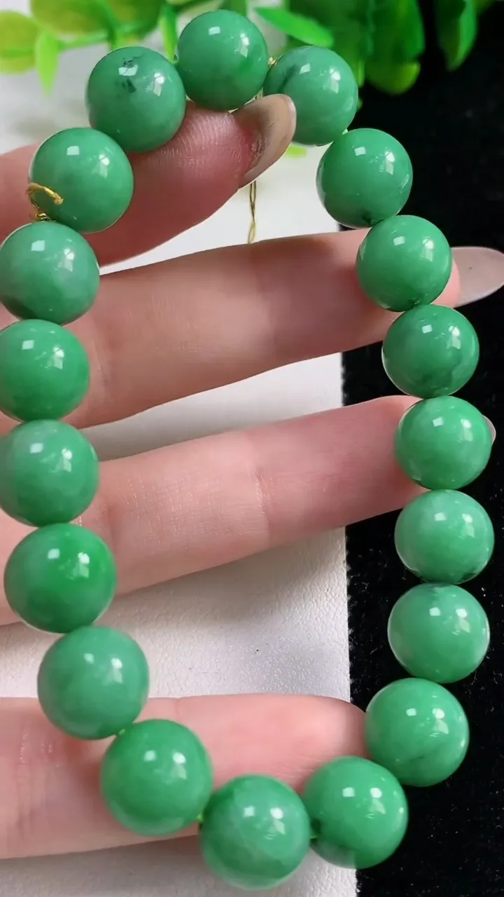 天然A货翡翠圆珠手串19颗，尺寸10.4，重量:36.02g11月6日
工厂直销收藏佳品,种好水足，色泽均匀，有种有色，上手高大气！