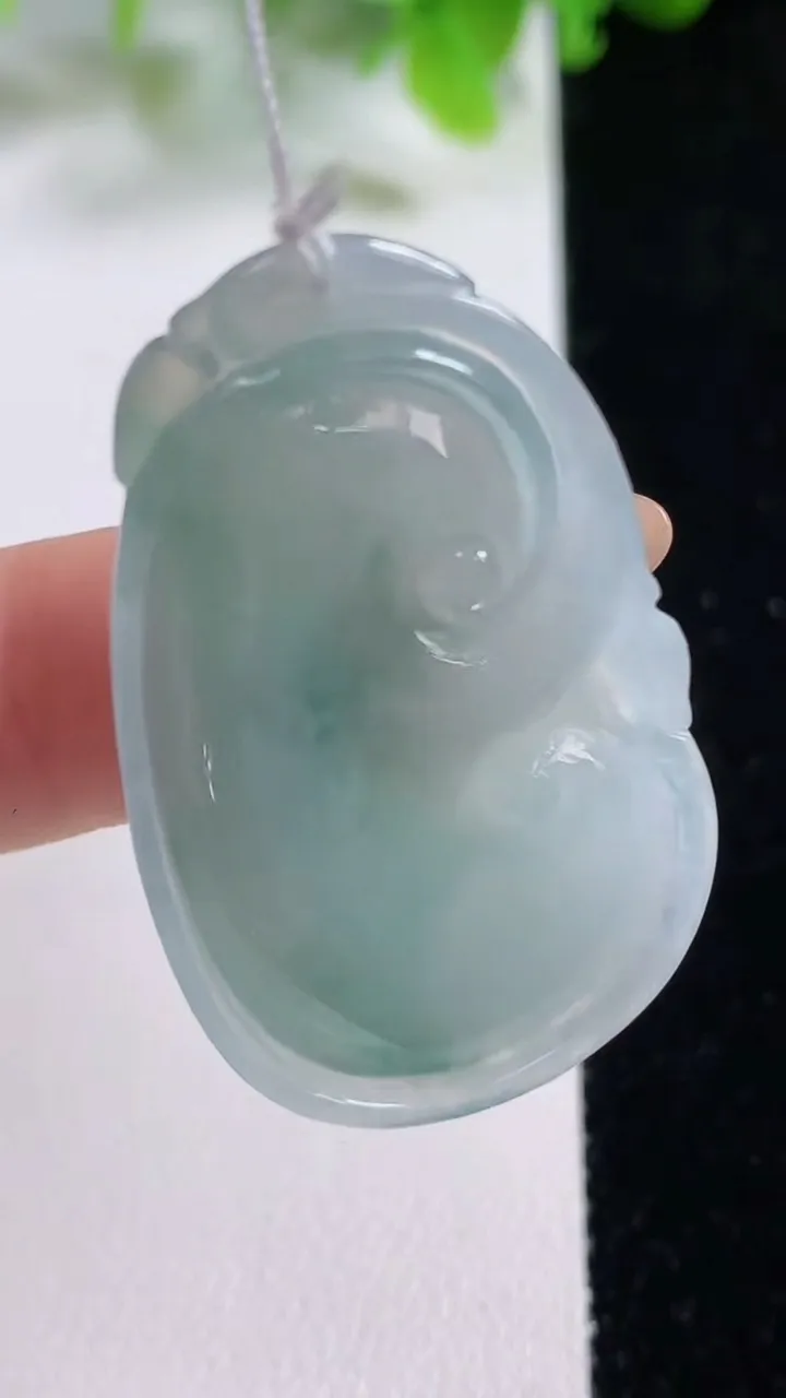 天然A货翡翠冰种飘花如意吊坠，尺寸37-24.3-6.2，重量:10.06g
11月6日