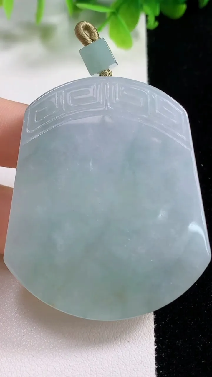 天然A货翡翠仿古无事牌吊坠，尺寸53.8-44-6.5，重量:40.59g
11月6日