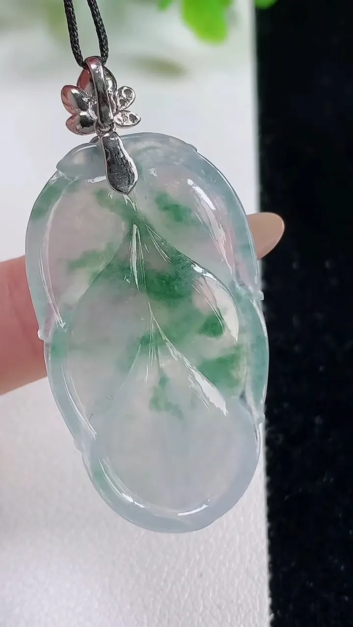 天然A货翡翠种飘花金枝玉叶 叶子吊坠，尺寸38.6-22.3-5，重量:8.97g
11月6日