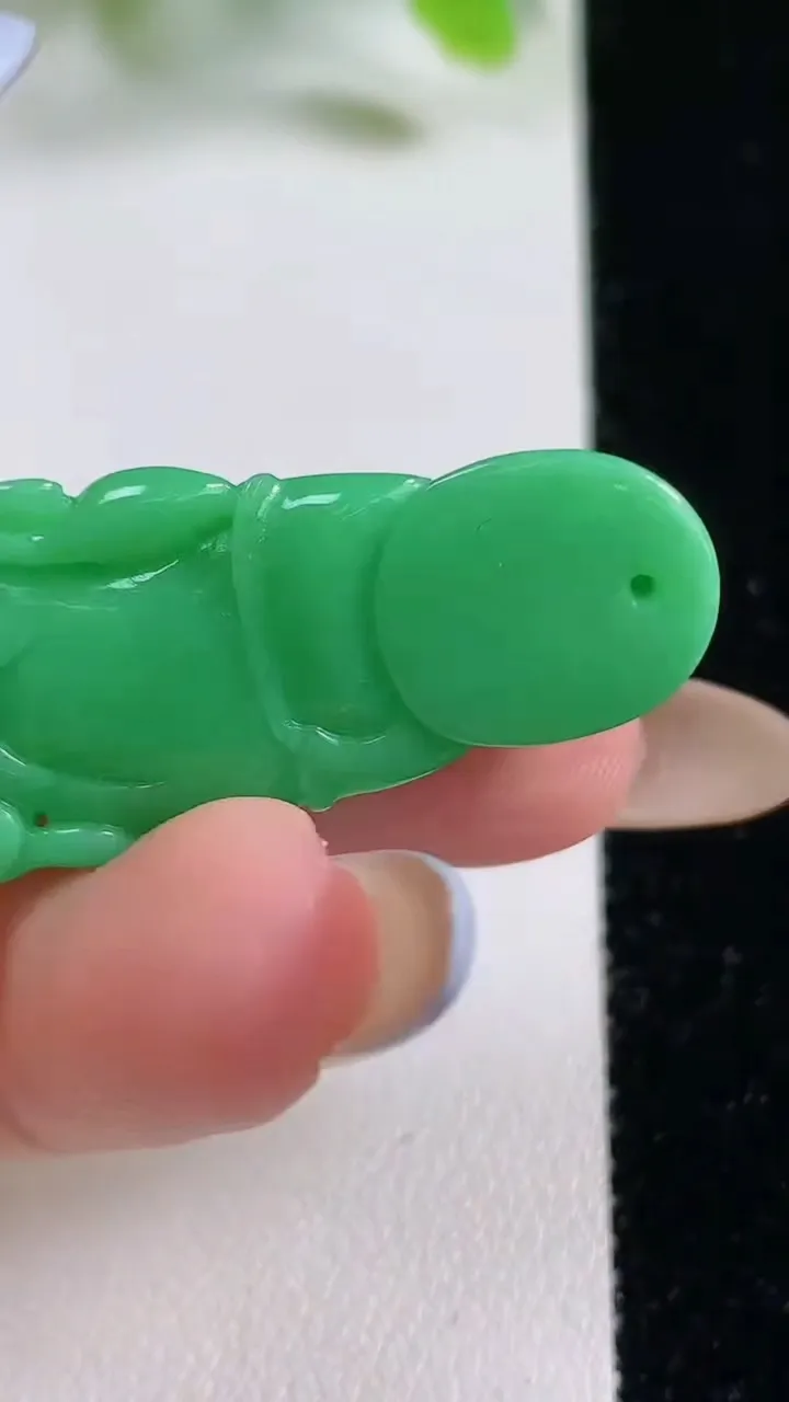 天然A货翡翠观音菩萨吊坠，尺寸38.8-16.3-5.5，重量:7.14g
11月6日