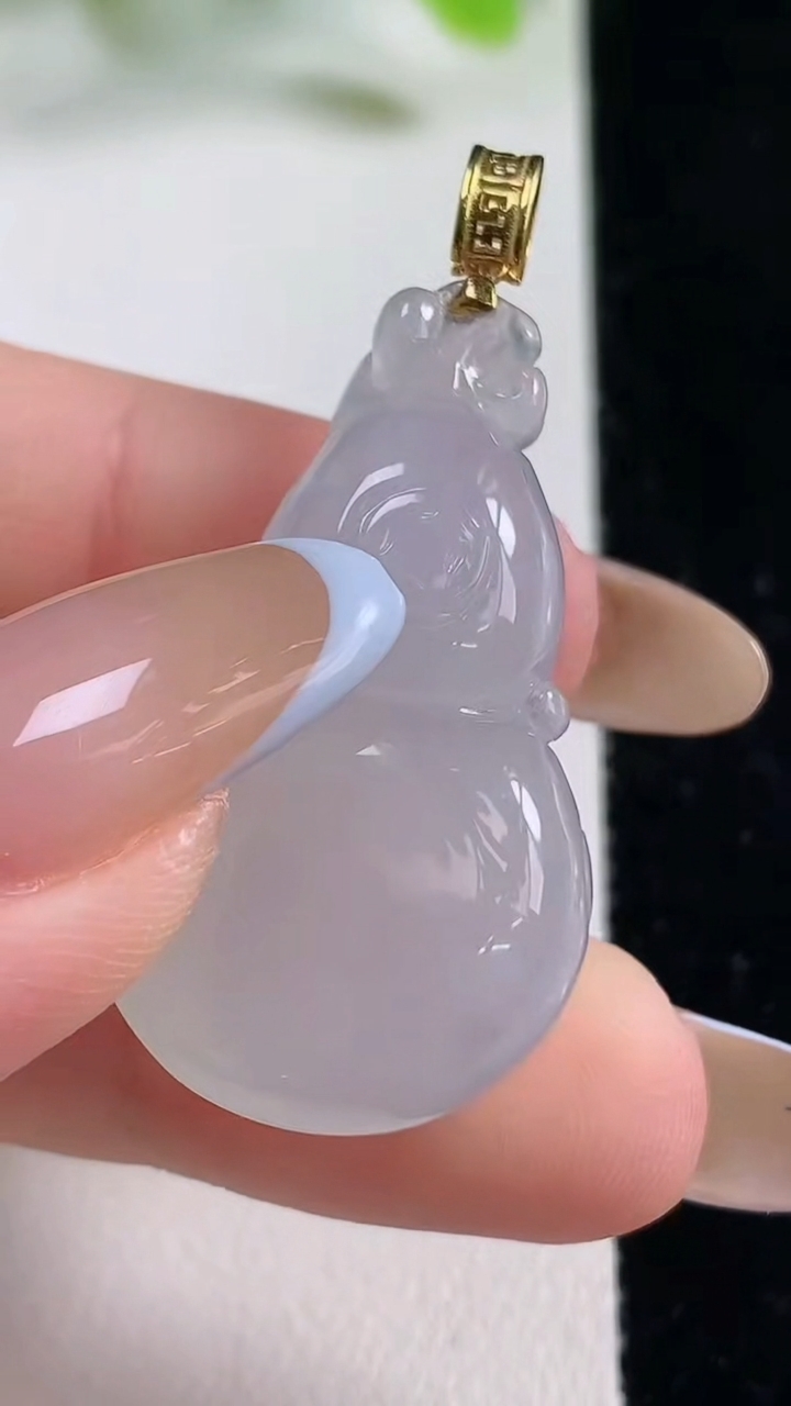 天然A货翡翠葫芦吊坠，尺寸34.2-19.8-12.4，重量:14.22g
11月6日