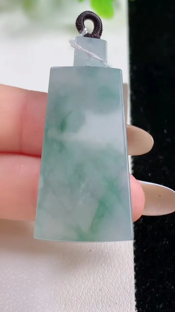 天然A货翡翠冰种飘花无事牌吊坠，尺寸37.5-20-5.8，重量:14.50g
11月6日