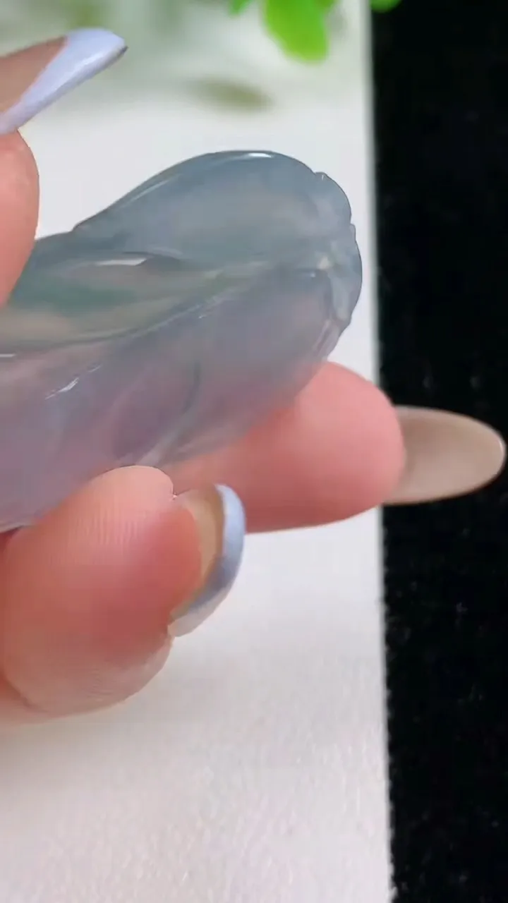 天然A货翡翠冰种飘花金枝玉叶 叶子吊坠，尺寸38.6-22.6-5.1，重量:8.05g
11月6日