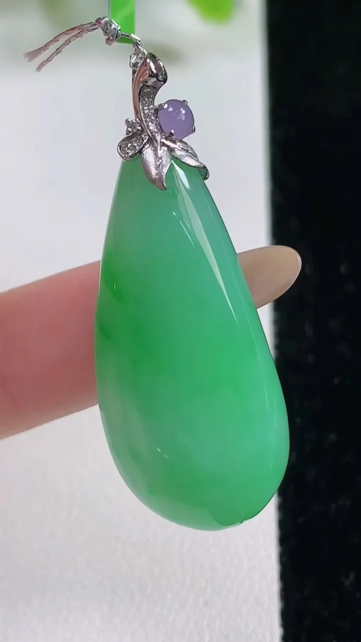 天然A货翡翠福瓜吊坠，尺寸34.2-16-6.5，重量9.57g
11月6日