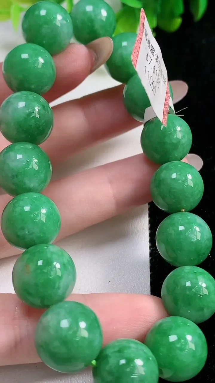 天然A货翡翠圆珠手串16颗，尺寸13.6，重量:67.74g11月6日
工厂直销收藏佳品,种好水足，色泽均匀，有种有色，上手高大气！