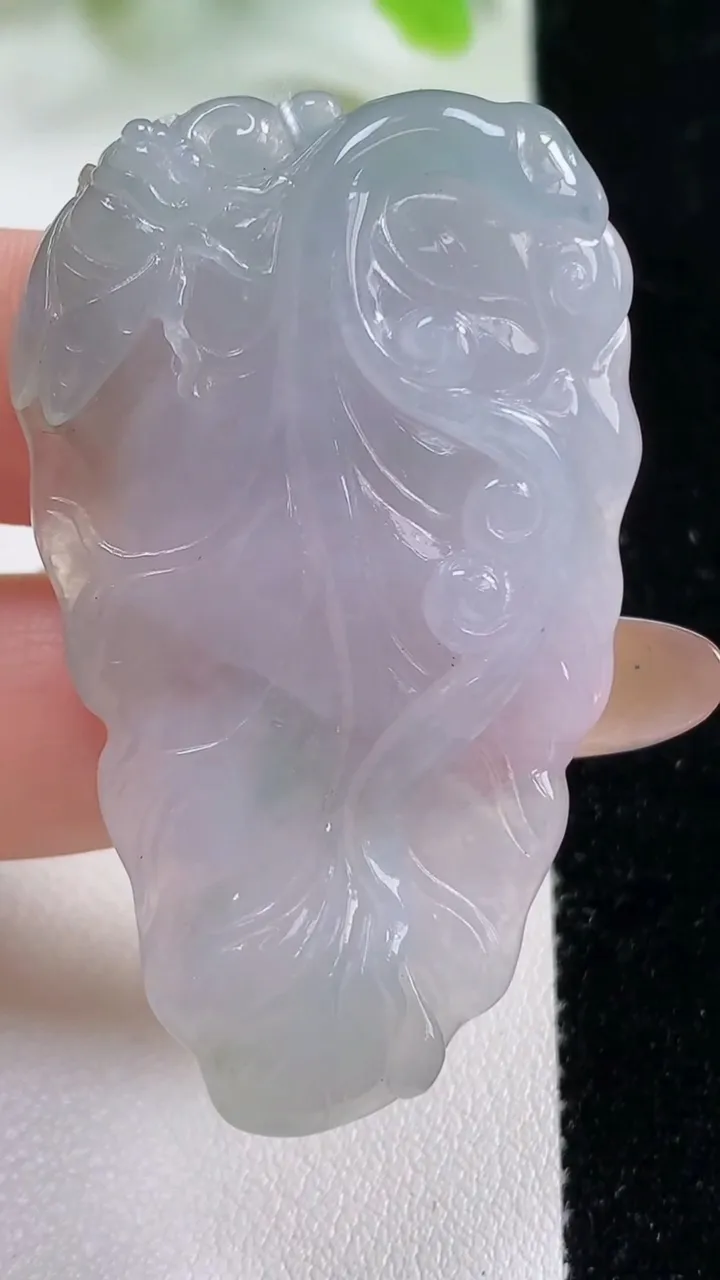 天然A货翡翠金枝玉叶 叶子吊坠，尺寸51-30.5-6.4，重量:18.28g
11月6日