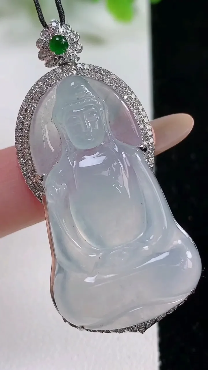 天然A货翡翠种白冰素衣观音菩萨吊坠，尺寸49.6-23.8-10.2裸石38-22.4，重量:12.22g
11月6日