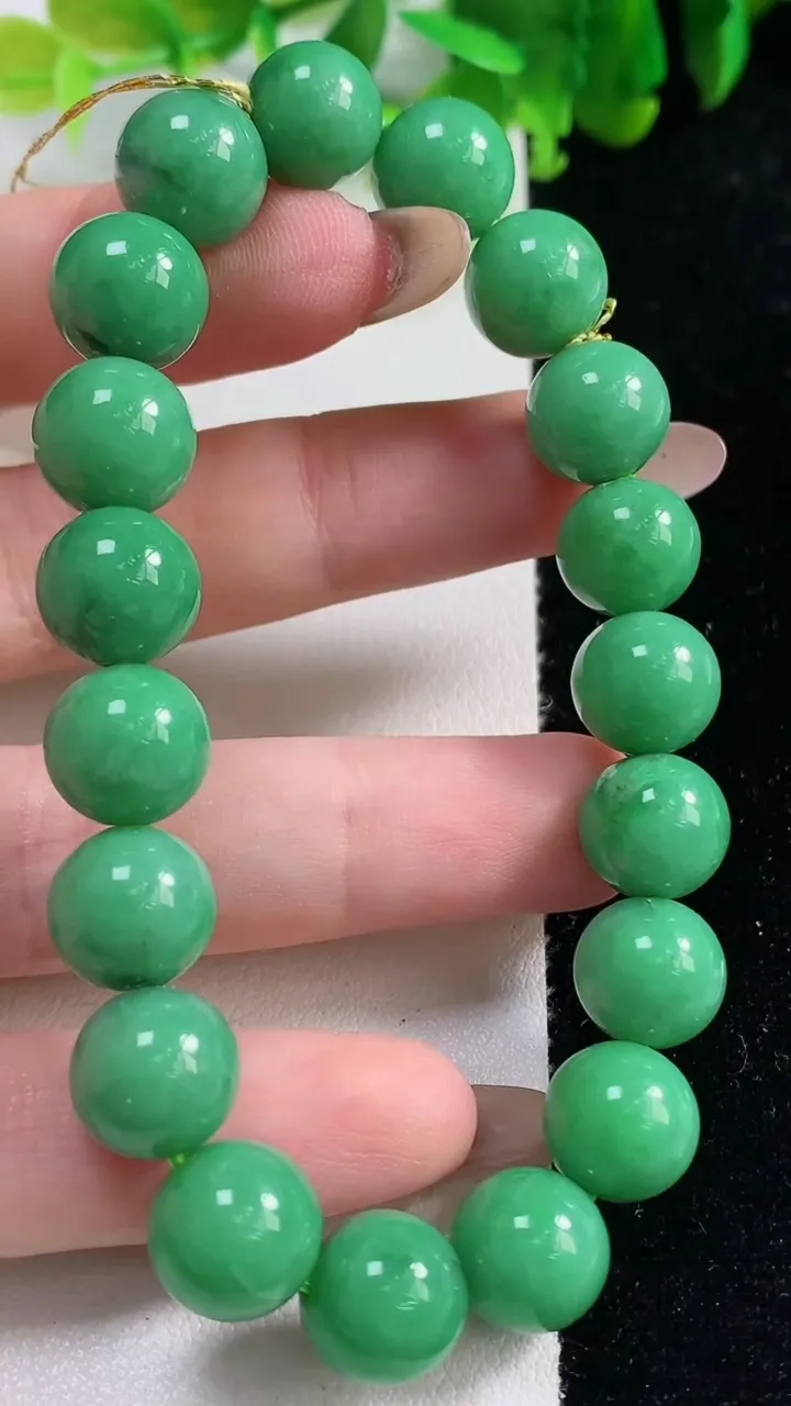 天然A货翡翠圆珠手串19颗，尺寸10.4，重量:36.02g11月6日
工厂直销收藏佳品,种好水足，色泽均匀，有种有色，上手高大气！