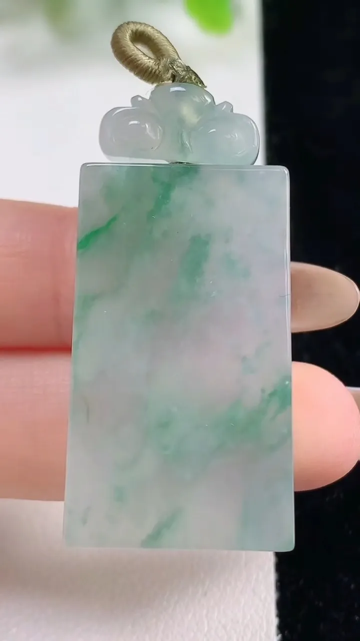 天然A货翡翠种飘花仿古无事牌吊坠，尺寸36.5-21-6，重量:16.61g
11月6日