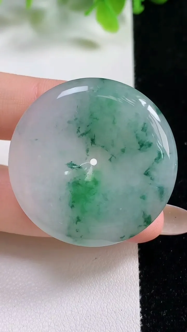 天然A货翡翠冰种飘花平安扣吊坠，尺寸37.6-6，重量18.26g
11月6日