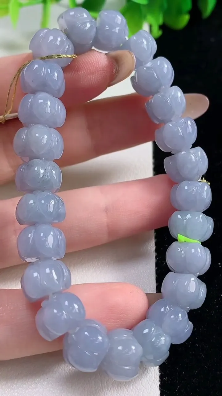 天然A货翡翠种紫罗兰莲花手串24颗，尺寸10-6.6，重量35.53g11月6日
工厂直销收藏佳品,种好水足，色泽均匀，有种有色，上手高大气！