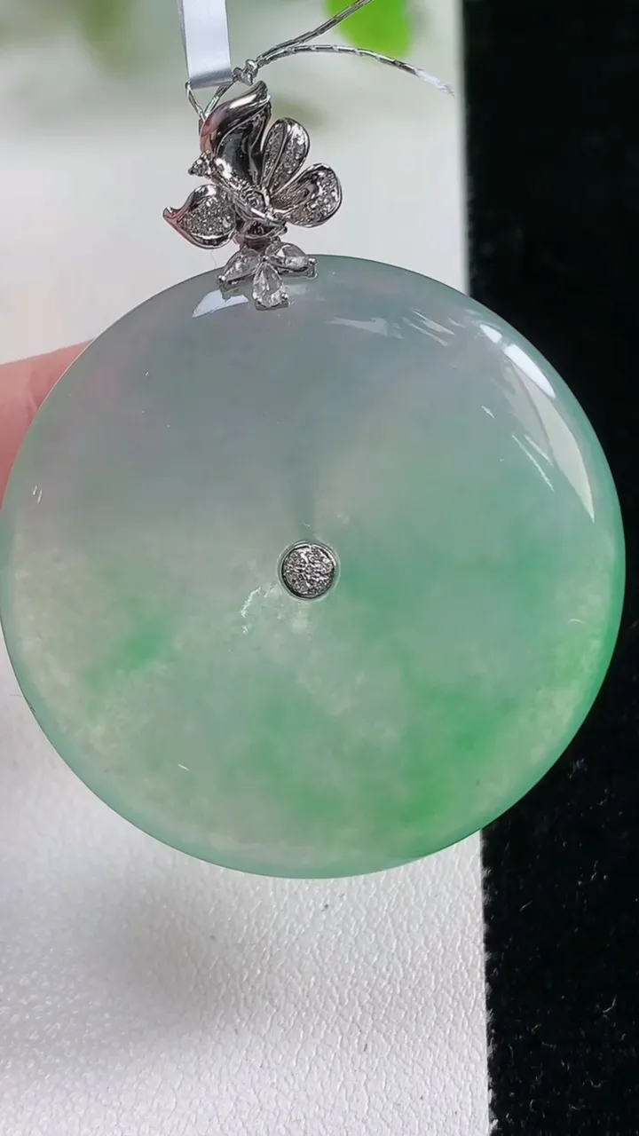 天然A货翡翠平安扣吊坠，尺寸37.5-6.4，重量:20.60g
11月6日