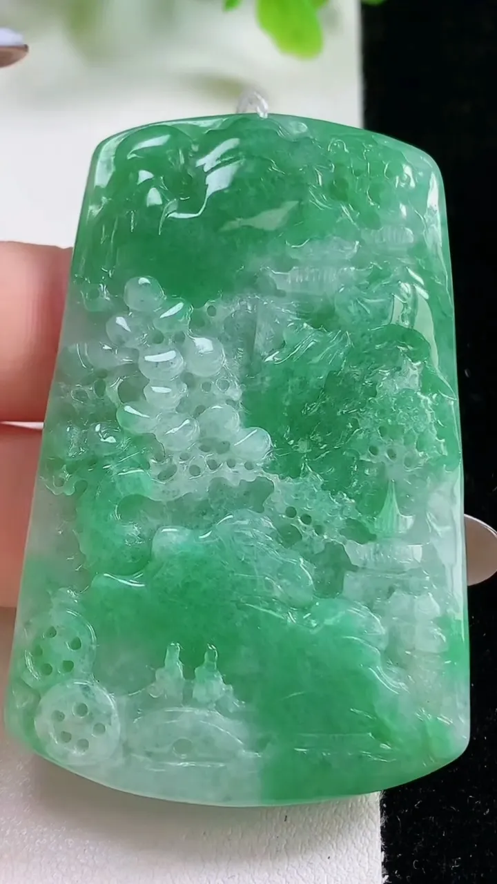 天然A货翡翠山水牌吊坠，尺寸58-36.5-5.6，重量:26.63g
11月6日