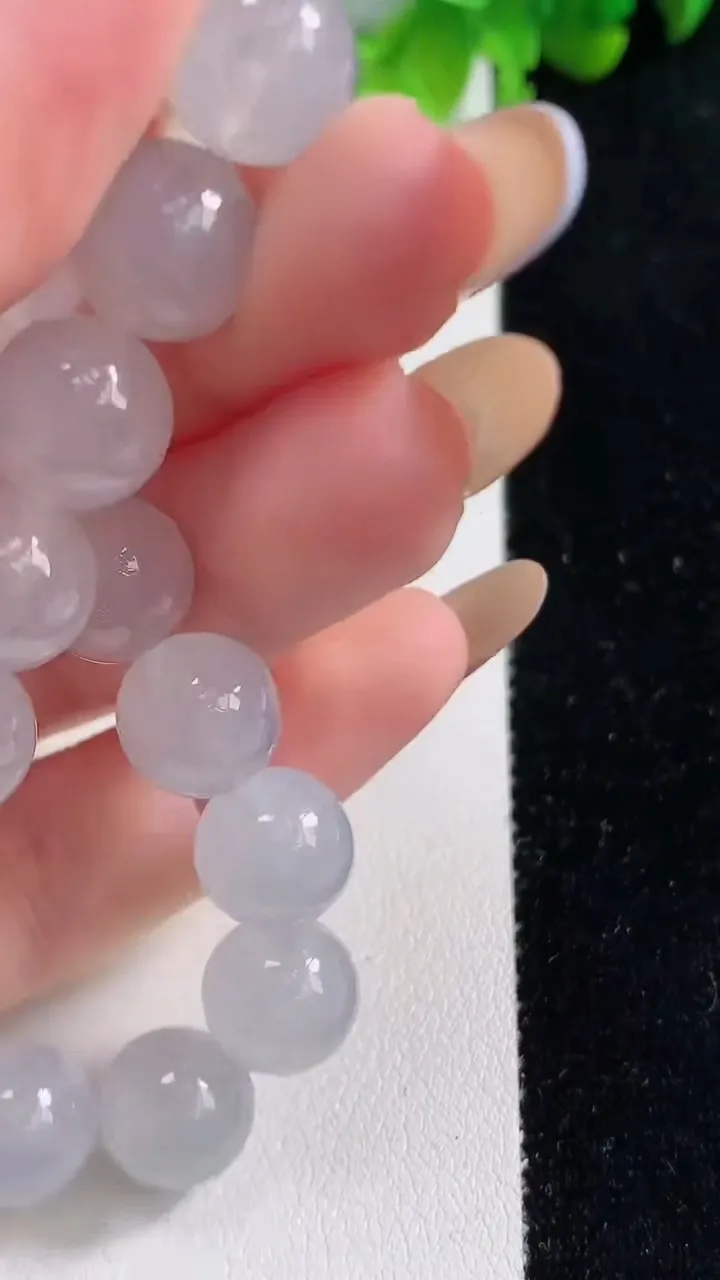 天然A货翡翠种白冰圆珠手串19颗，尺寸10.2，重量:35.21g11月6日
工厂直销收藏佳品,种好水足，色泽均匀，有种有色，上手高大气！