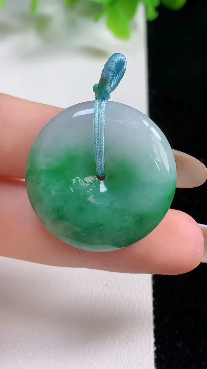 天然A货翡翠平安扣吊坠，尺寸28-6，重量:10.23g
11月6日