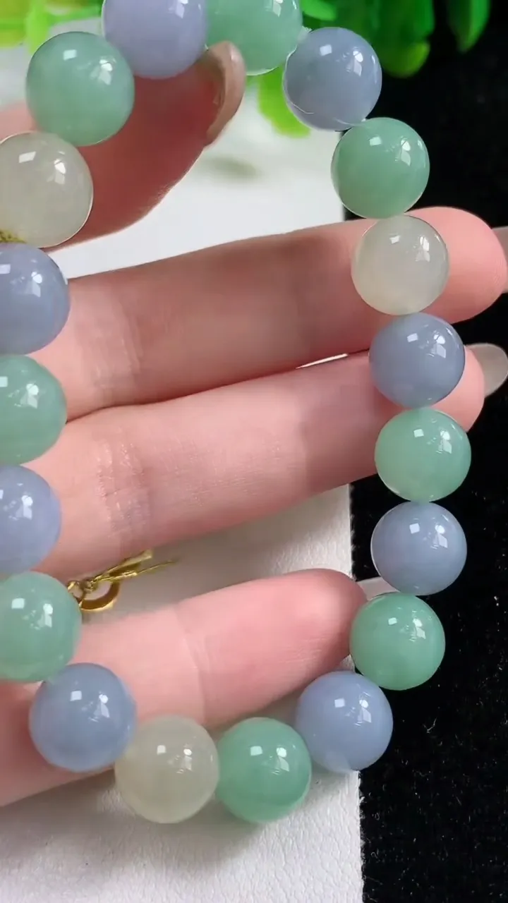 天然A货翡翠种多宝 三彩圆珠手串19颗，尺寸9.8，重量:32.40g11月6日
工厂直销收藏佳品,种好水足，色泽均匀，有种有色，上手高大气！