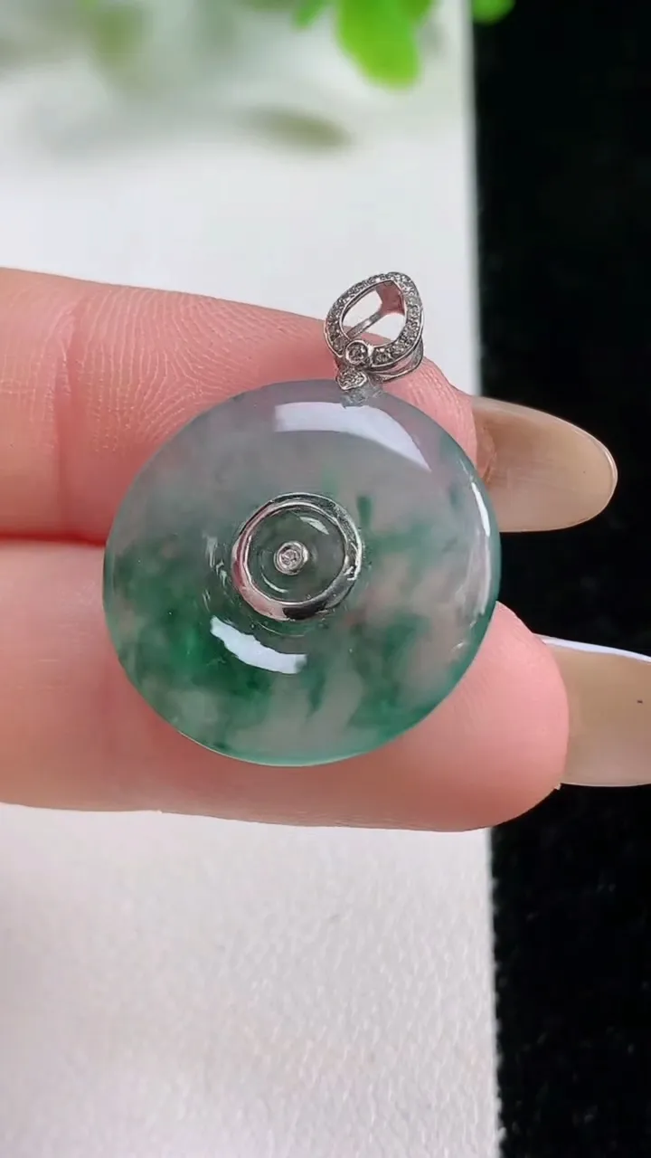 天然A货翡翠种飘花平安扣吊坠，尺寸20.8-2.7，重量:3.12g
11月6日