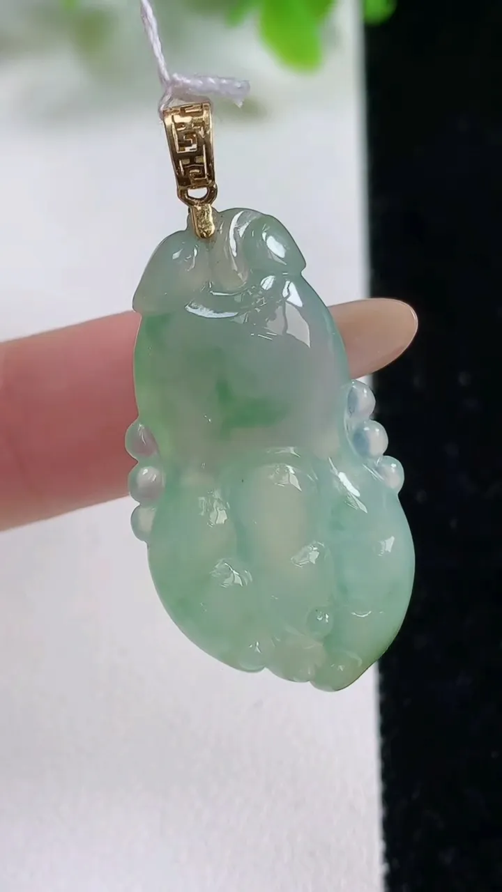 天然A货翡翠佛手吊坠，尺寸32.5-18.4-5.9，重量:6.64g
11月6日