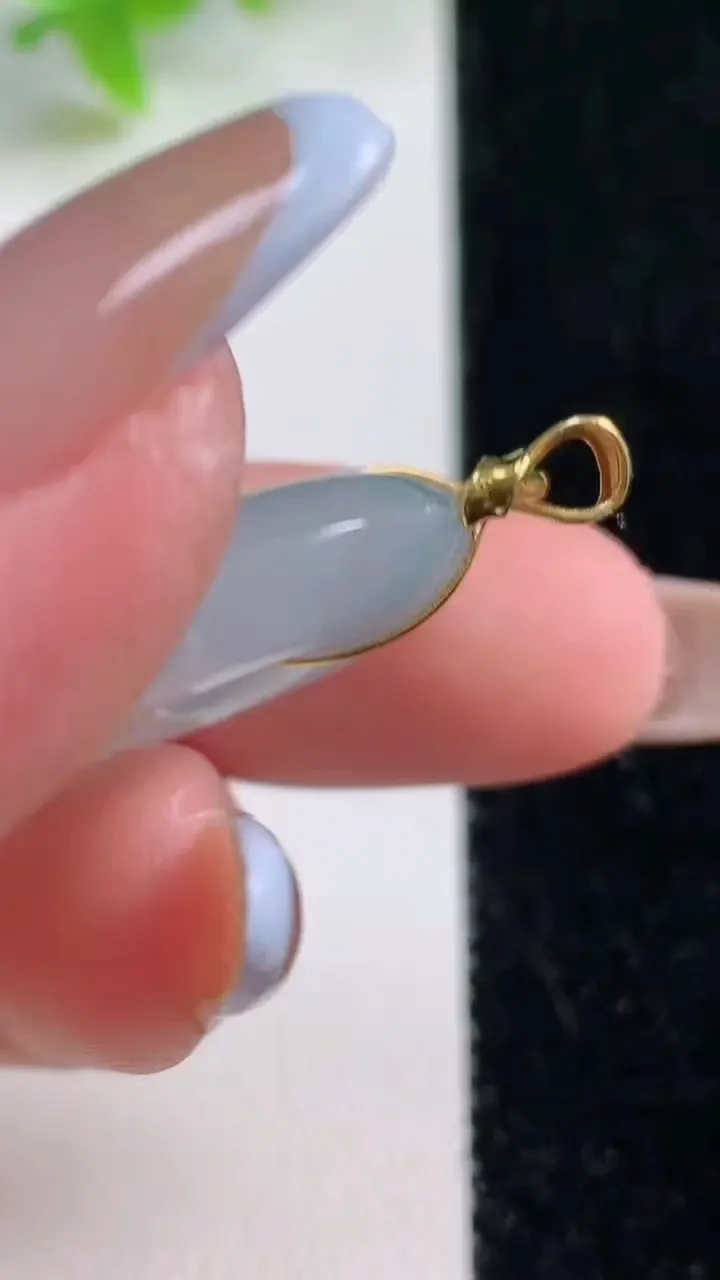 天然A货翡翠种飘花平安扣吊坠，尺寸23-6.2，重量:7.14g
11月6日