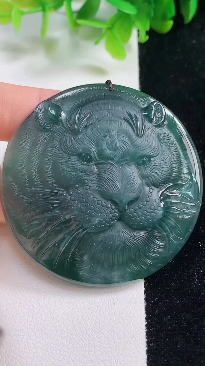 天然A货翡翠生肖虎 虎牌吊坠，尺寸55.2-11.5，重量:53.92g
11月6日