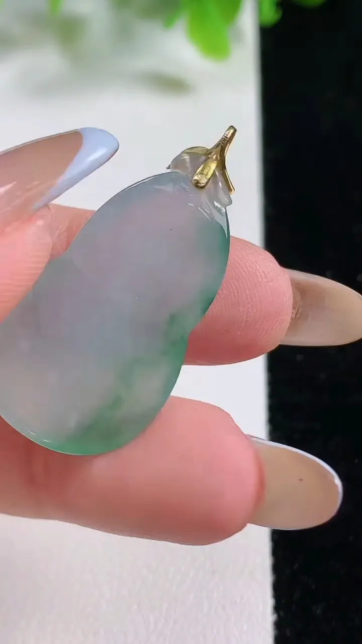 天然A货翡翠葫芦吊坠，尺寸30-17.9-5.1，重量:4.90g
11月6日