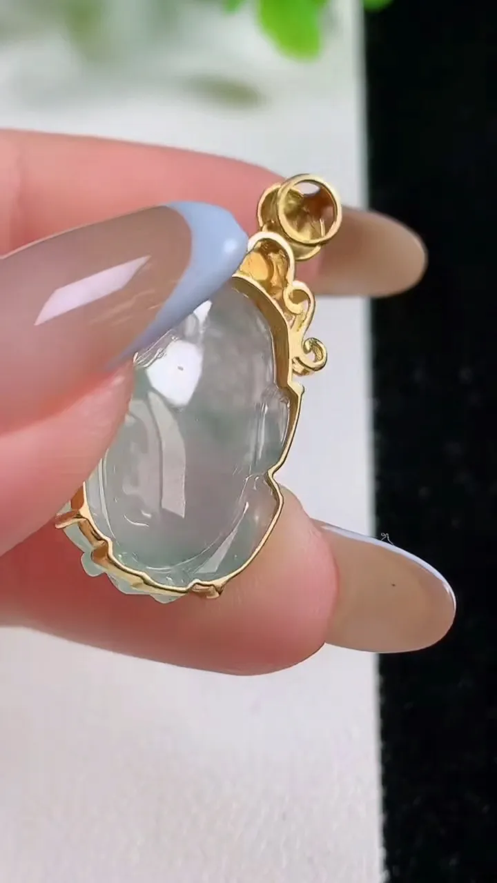 天然A货翡翠种飘花金蟾吊坠，尺寸31.2-21.6-14.5-4.7，重量:4.55g
11月6日