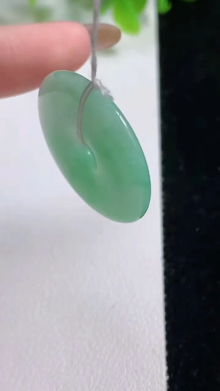 天然A货翡翠平安扣吊坠，尺寸27.3-4.8，重量:7.68g
11月6日