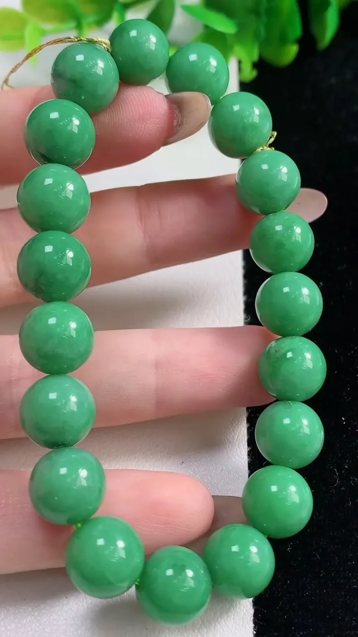 天然A货翡翠圆珠手串19颗，尺寸10.4，重量:36.02g11月6日
工厂直销收藏佳品,种好水足，色泽均匀，有种有色，上手高大气！