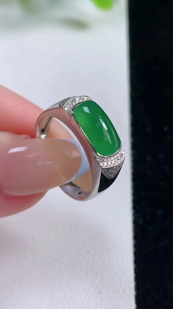 天然A货翡翠马鞍戒指，尺寸17.7-10.8-5.3-5.1，重量:3.45g2025年11月6日
工厂直销收藏佳品,种好水足，色泽均匀，有种有色，上手高大气！