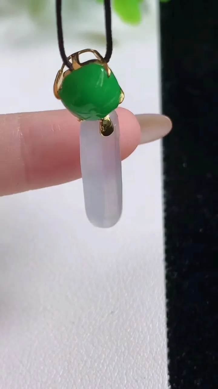 天然A货翡翠种白冰平安柱吊坠，尺寸36.7-27-7.6-4，重量:2.85g
11月6日