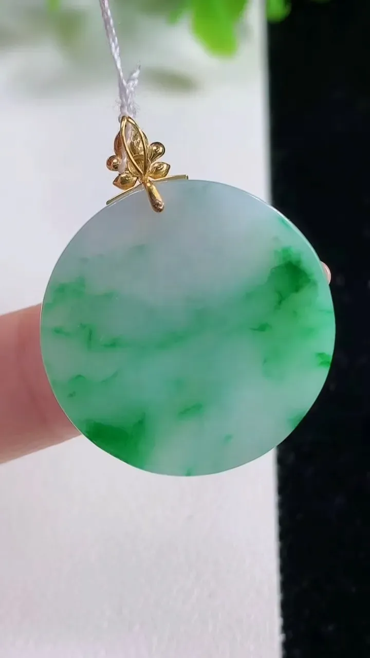 天然A货翡翠无事牌吊坠，尺寸25.3-2.7，重量:5.02g
11月6日