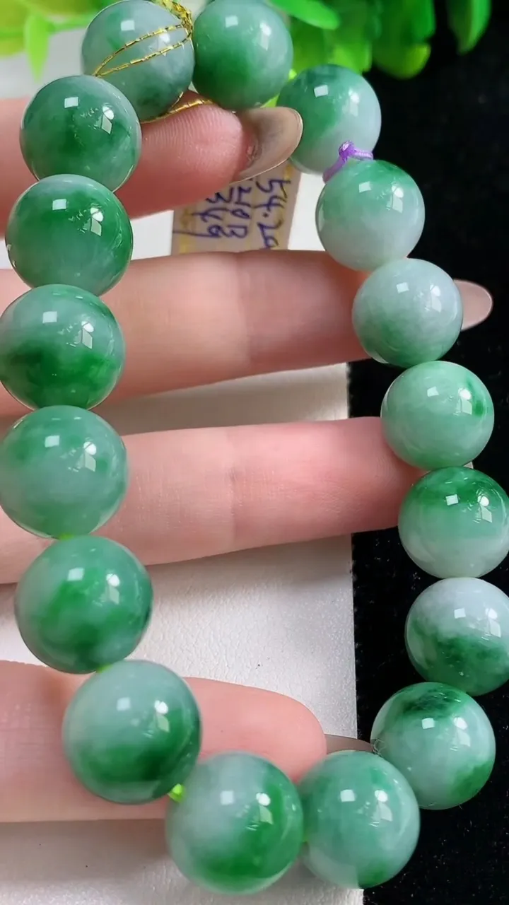 天然A货翡翠圆珠手串17颗，尺寸12.2，重量:53.58g11月6日
工厂直销收藏佳品,种好水足，色泽均匀，有种有色，上手高大气！