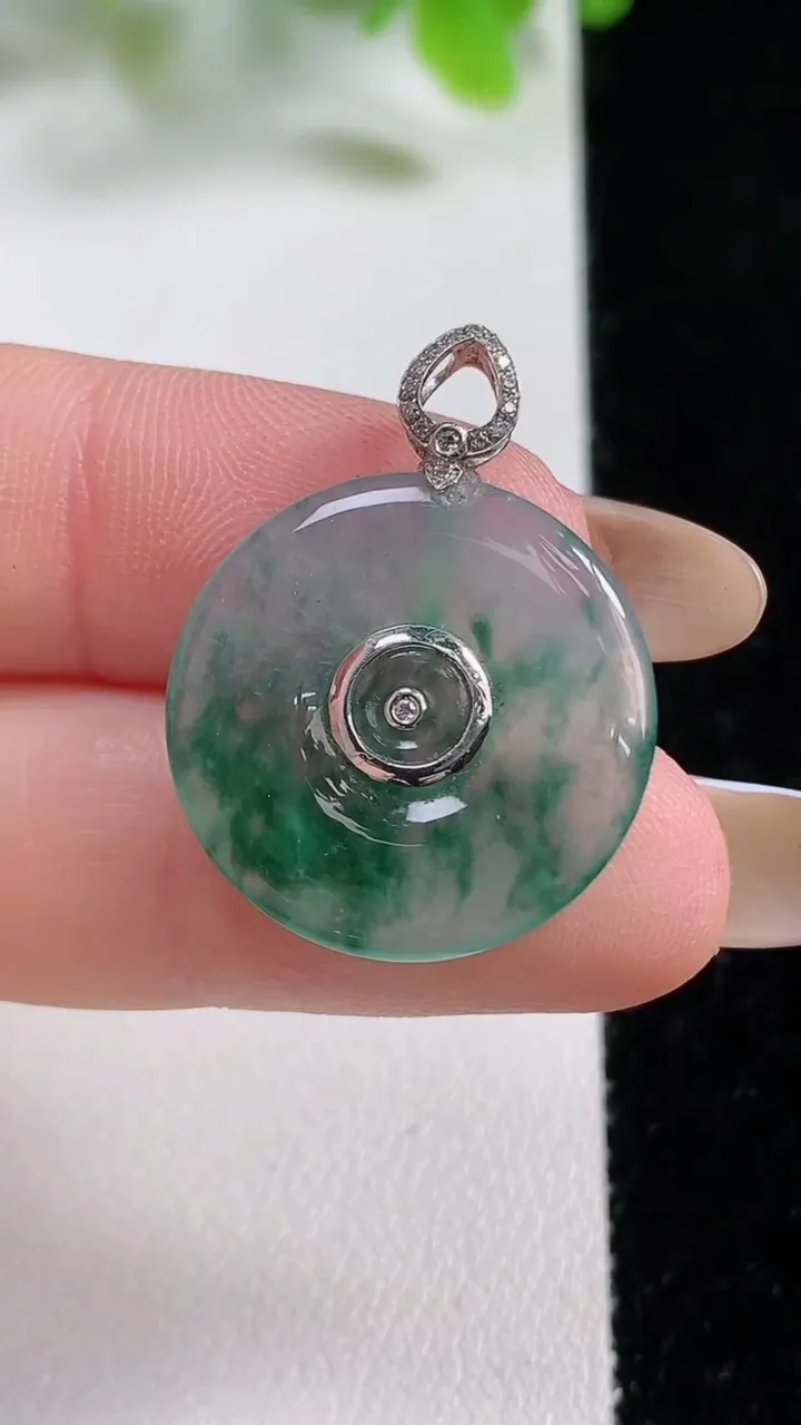 天然A货翡翠种飘花平安扣吊坠，尺寸20.8-2.7，重量:3.12g
11月6日